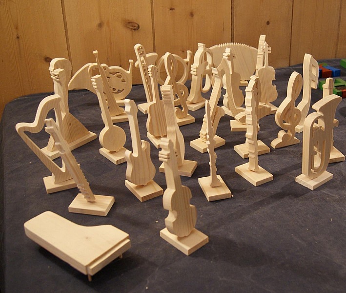 trekkspill montert p&aring; en base med musikk tema h&aring;ndlaget heltre