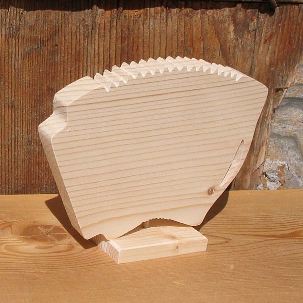 trekkspill montert p&aring; en base med musikk tema h&aring;ndlaget heltre