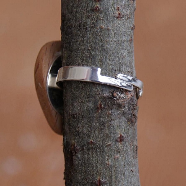 Bague cabochon en bois forme coeur Meleze a noeud largeur 20mm