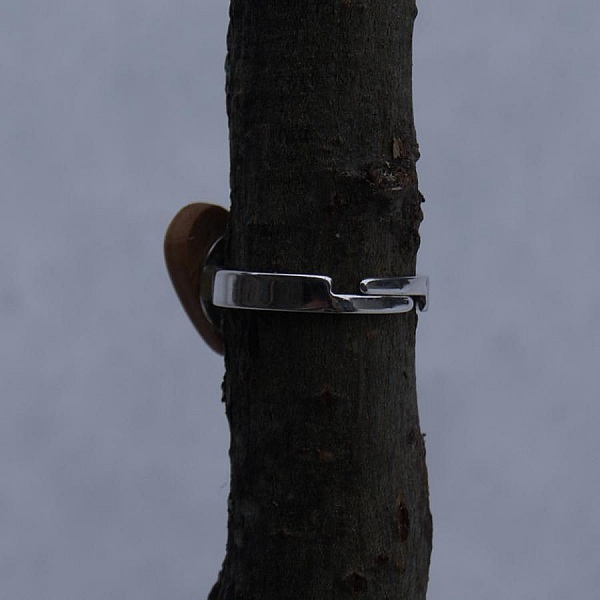 Bague cabochon en bois forme coeur Meleze a noeud largeur 20mm