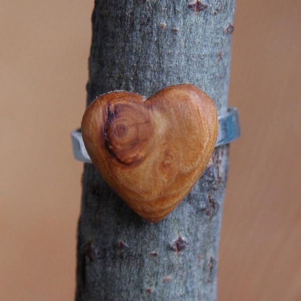 Bague cabochon en bois forme coeur Meleze a noeud largeur 20mm