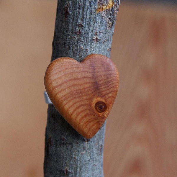 Bague cabochon en bois forme coeur Meleze a noeud largeur 20mm