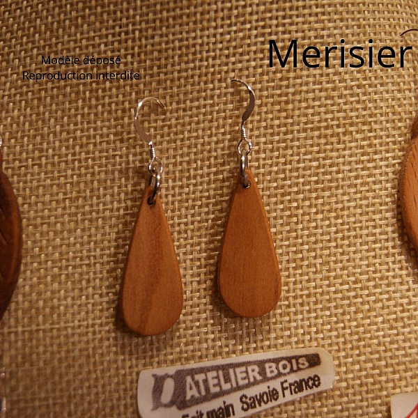 &oslash;redobber av b&oslash;k etisk tresmykker, natursmykker, h&aring;ndlaget