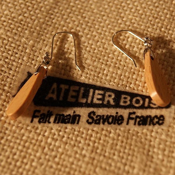 &oslash;redobber av b&oslash;k etisk tresmykker, natursmykker, h&aring;ndlaget