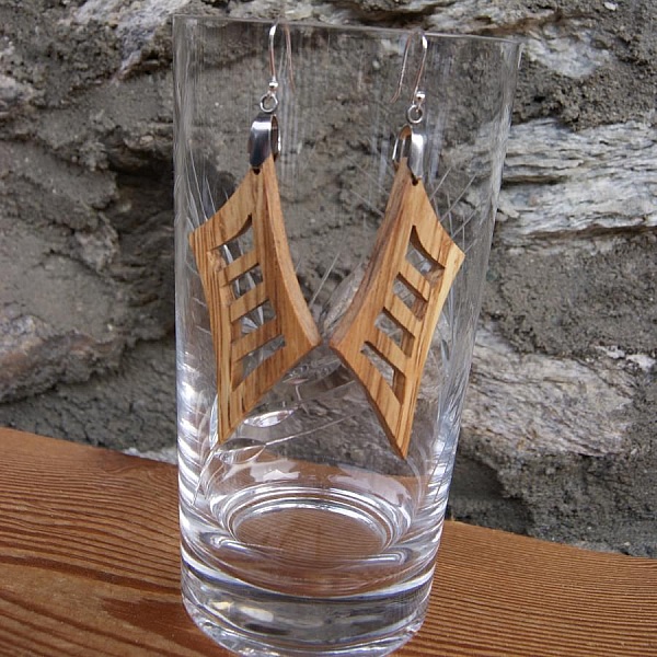 boucle d'oreille longue en bois bijou en bois fait main, forme g&eacute;om&eacute;trique