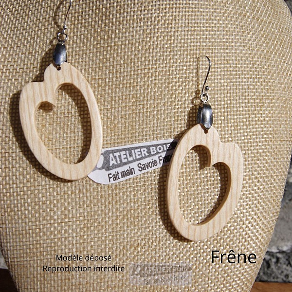 oval &oslash;rering i b&oslash;ketre h&aring;ndlaget tresmykke, geometrisk form