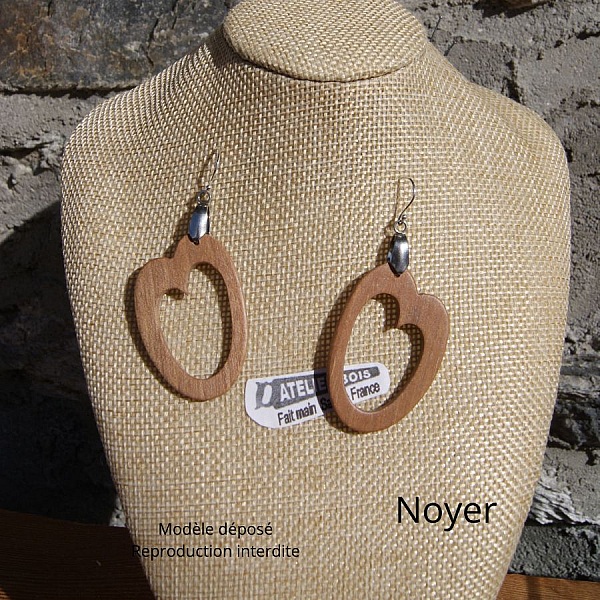 oval &oslash;rering i b&oslash;ketre h&aring;ndlaget tresmykke, geometrisk form