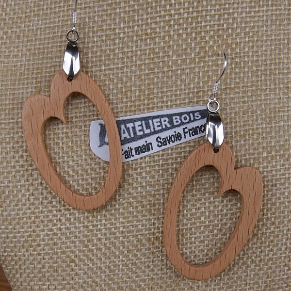 oval &oslash;rering i b&oslash;ketre h&aring;ndlaget tresmykke, geometrisk form