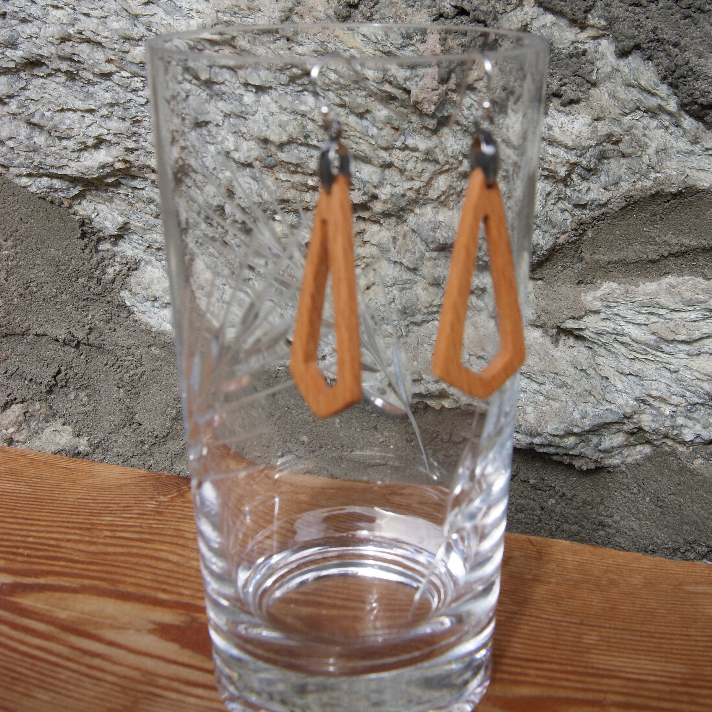 boucle d'oreille polygone ajour&eacute; en bois bijoux &eacute;thique en bois, bijou nature cir&eacute;, fait main