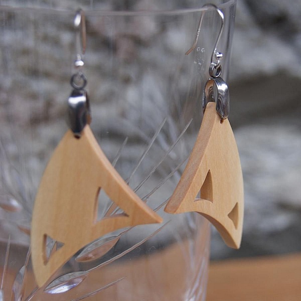 trekantet &oslash;rering i kirseb&aelig;rtre etisk trejuvel, natur, h&aring;ndlaget