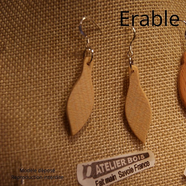 smykker &oslash;redobber av tre h&aring;ndlaget aske