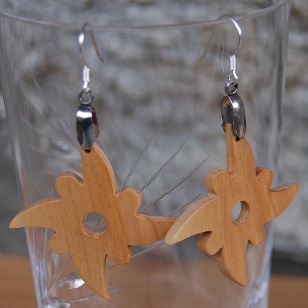 &oslash;redobber av vokset kirseb&aelig;rtre, h&aring;ndlaget