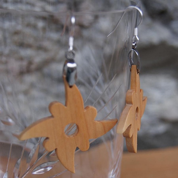 &oslash;redobber av vokset kirseb&aelig;rtre, h&aring;ndlaget