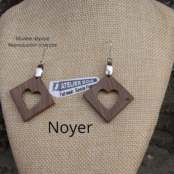 firkantede &oslash;reringer med hjerte i valn&oslash;tt etiske tresmykker, tre bryllup, Valentinsdag, h&aring;ndlaget