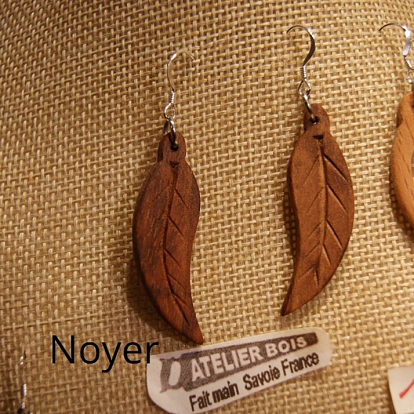 boucles d'oreilles feuille en bois bijoux &eacute;thiques fait main en bois, bijou nature cir&eacute;, pour oreilles perc&eacute;es
