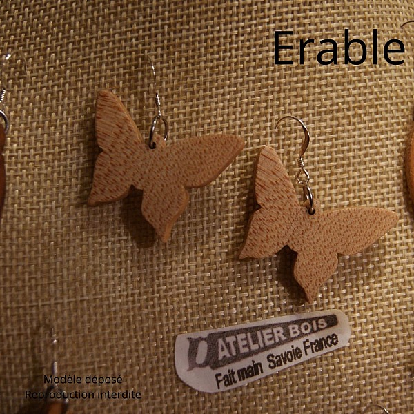 sommerfugl &oslash;redobber laget av massivt asketre etiske tresmykker, h&aring;ndlagde voksede natursmykker