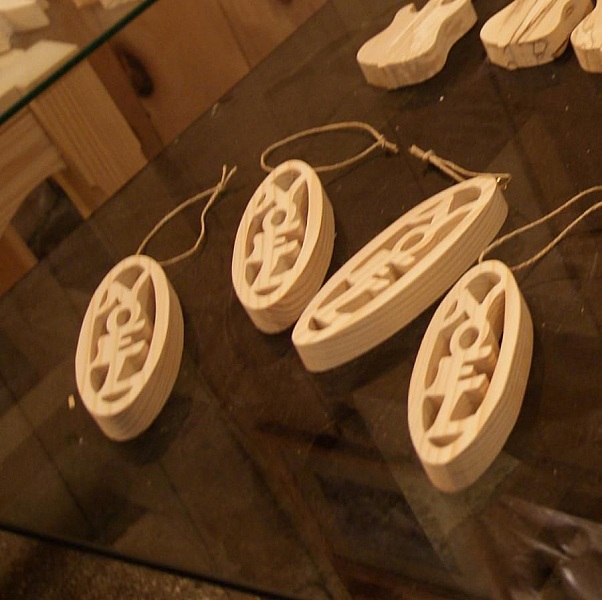 Julekule 12 cm i massivt grantre, h&aring;ndlaget naturdekorasjon