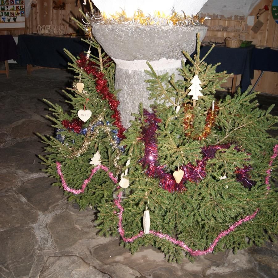 Julekule 12 cm i massivt grantre, håndlaget naturdekorasjon