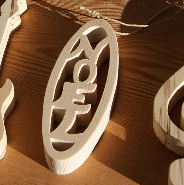 Julekule 12 cm i massivt grantre, h&aring;ndlaget naturdekorasjon