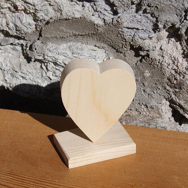 Coeur en bois 6 x 7.5 cm sur socle, marque place mariage, d&eacute;coration saint valentin, noces de bois