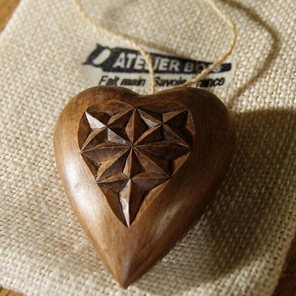 hjerte utsk&aring;ret i lindetre, valentinsdag gave, tre bryllup, h&aring;ndsk&aring;ret