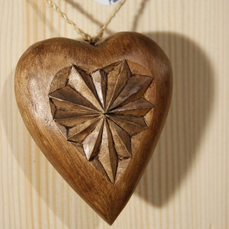 hjerte utskåret i lindetre, valentinsdag gave, tre bryllup, håndskåret