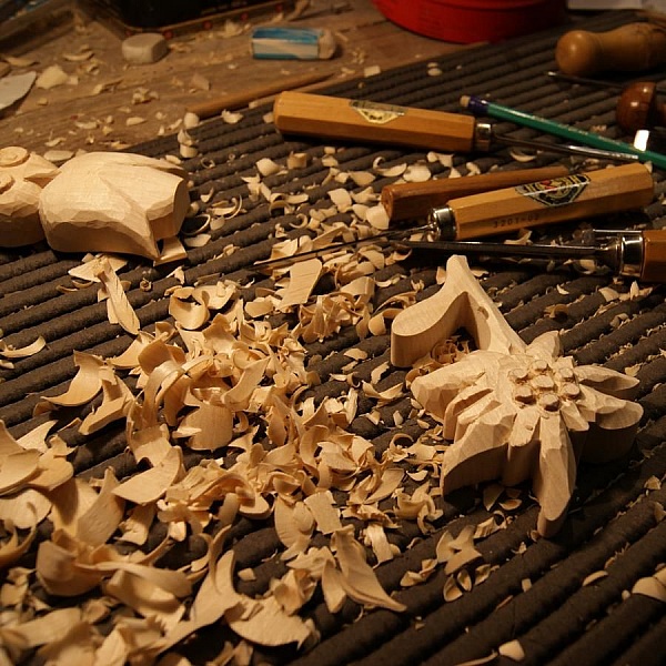 Edelweiss h&aring;ndsk&aring;ret og vokset i valn&oslash;tt, lindetre, skulptur, interi&oslash;rdekorasjon