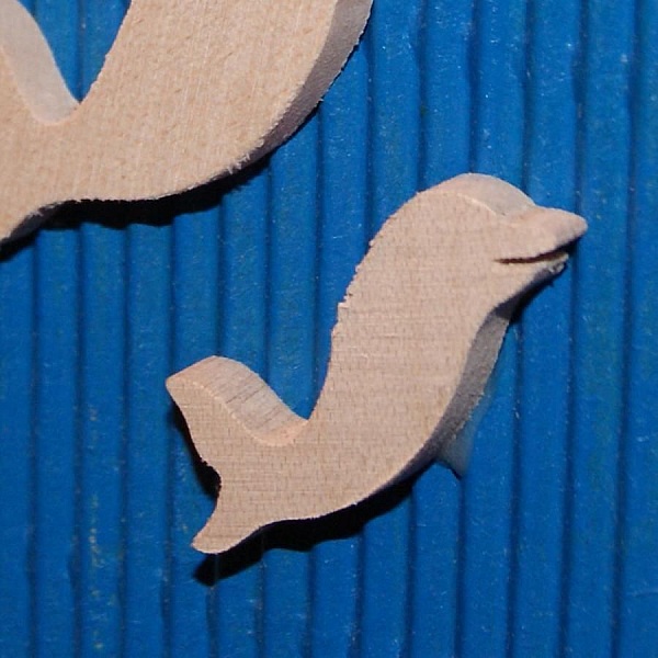 delfinfigur 2,5 x 2,7 cm massivt l&oslash;nnetre for maling 3 mm tykk h&aring;ndlaget utklippsbokutsmykning