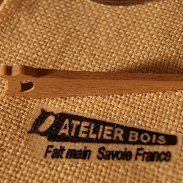 Miniatyr sagfigur laget av massivt b&oslash;ketre, 3 mm tykk, dekorert med en julestokk