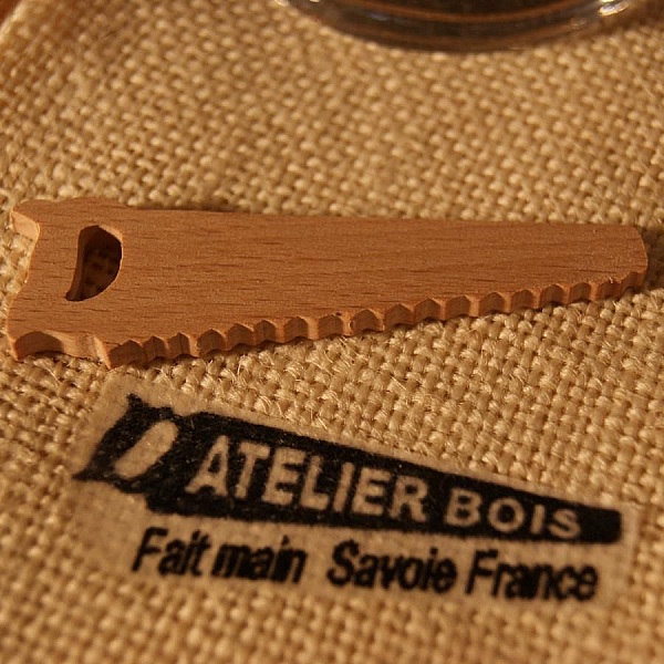 Miniatyr sagfigur laget av massivt b&oslash;ketre, 3 mm tykk, dekorert med en julestokk