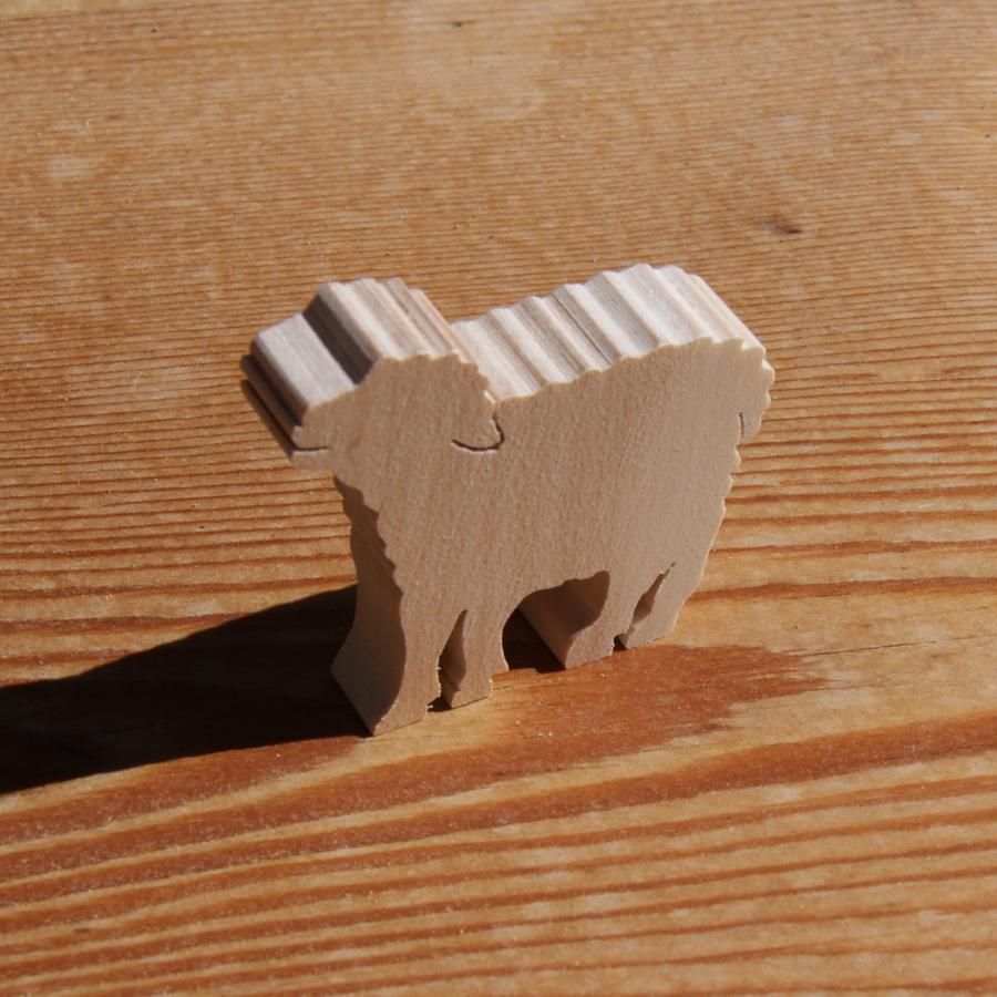 Miniatyr sau, lam, søye trefigur for å dekorere