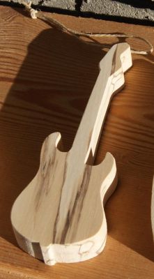Elektrisk gitar 15 cm i bjørketre for å henge i treet