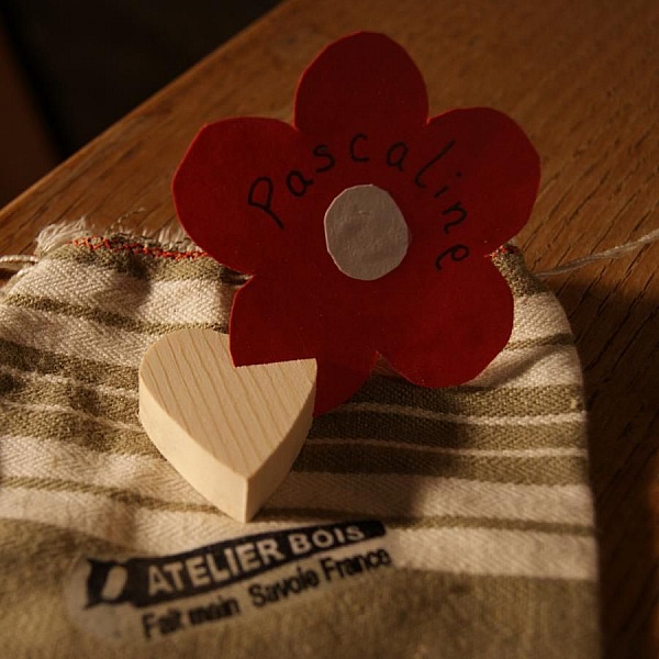 Massiv gran hjerte bordkort, gjenbrukbar, for &aring; bli dekorert, per 10, bryllup navnelapp