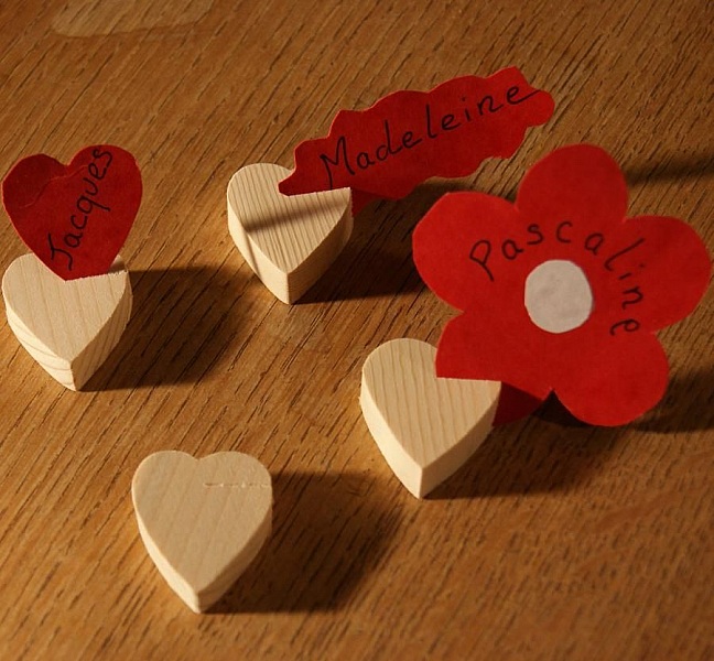 Massiv gran hjerte bordkort, gjenbrukbar, for &aring; bli dekorert, per 10, bryllup navnelapp
