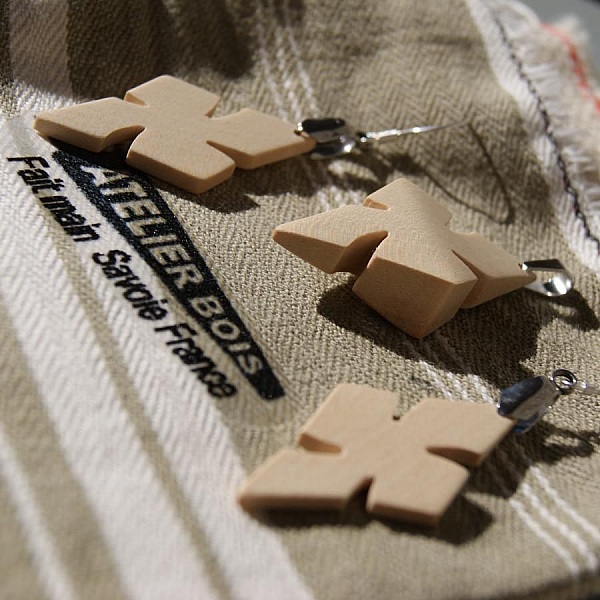 H&aring;ndlaget l&oslash;nnetre kors sett, &oslash;redobber og anheng