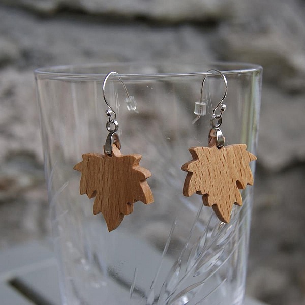 Maple leaf halskjede laget av b&oslash;ketre, h&aring;ndlagde spenner og anheng