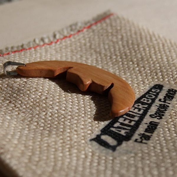 M&aring;nesett, &oslash;redobber og anheng laget av b&oslash;ketre, h&aring;ndlaget