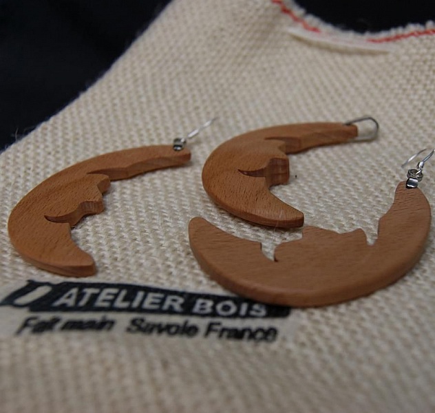 M&aring;nesett, &oslash;redobber og anheng laget av b&oslash;ketre, h&aring;ndlaget