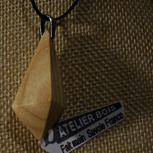 anheng laget av vokset asketre, etisk smykke, h&aring;ndlaget, pyramideformet