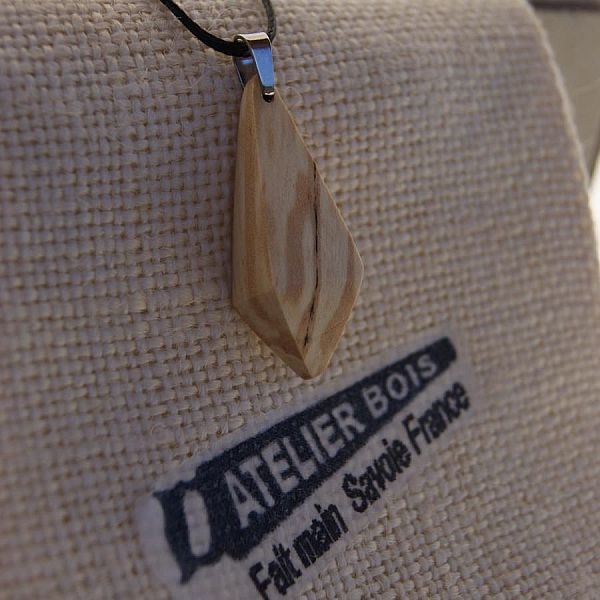 anheng laget av vokset bj&oslash;rketre, etisk smykke, h&aring;ndlaget, pyramideformet