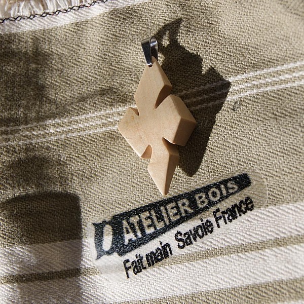 kors anheng i vokset l&oslash;nn tre etisk smykke, h&aring;ndlaget