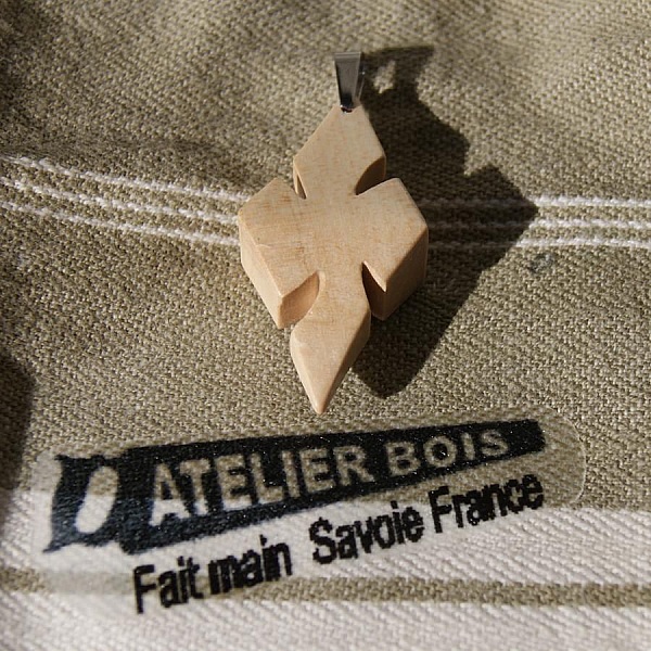 kors anheng i vokset l&oslash;nn tre etisk smykke, h&aring;ndlaget