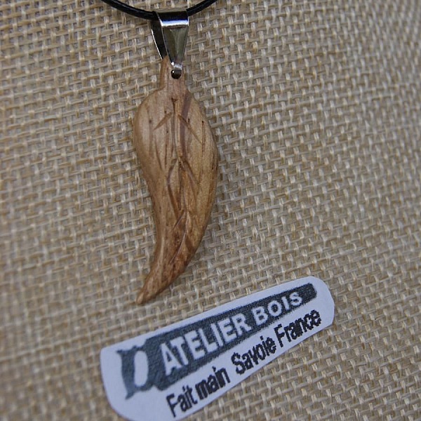 blad anheng vokset eiketre, h&aring;ndlaget juvel i massivt tre, med ribber