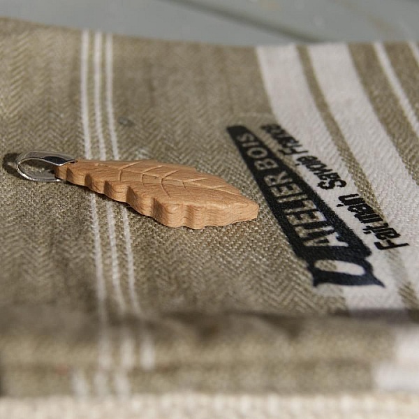 eikeblad anheng i vokset b&oslash;k etisk juvel, h&aring;ndlaget, h&aring;ndlaget