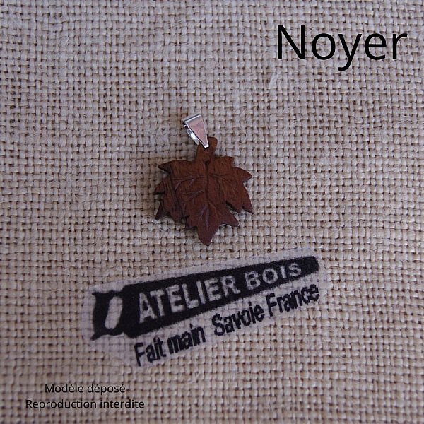 l&oslash;nneblad anheng laget av vokset riflet b&oslash;k etisk smykke, h&aring;ndlaget