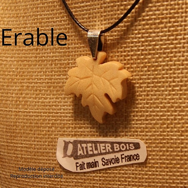 l&oslash;nneblad anheng laget av vokset riflet b&oslash;k etisk smykke, h&aring;ndlaget