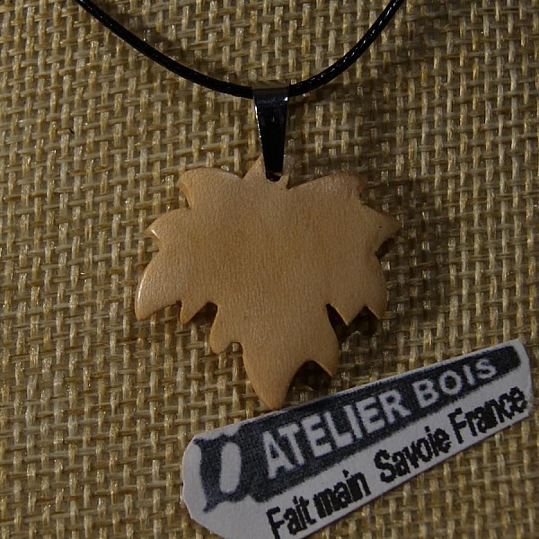 pendentif feuille d'&eacute;rable en bois d'&eacute;rable cir&eacute; bijou &eacute;thique, fait main