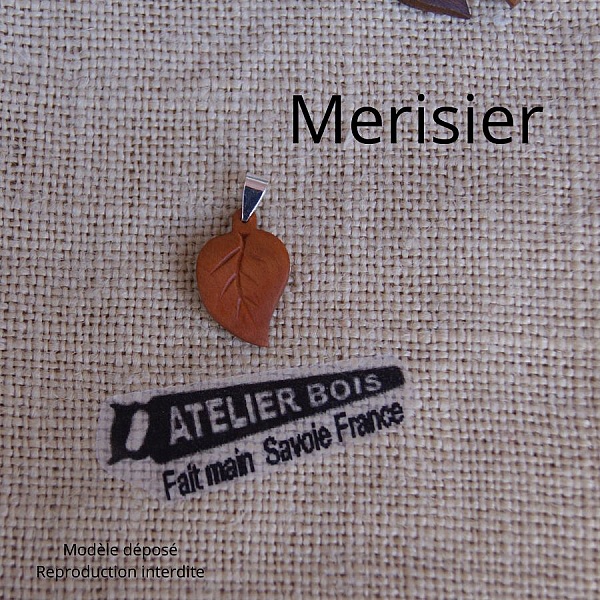 pendentif feuille ronde en bois nervur&eacute; cir&eacute; bijou &eacute;thique, fait main