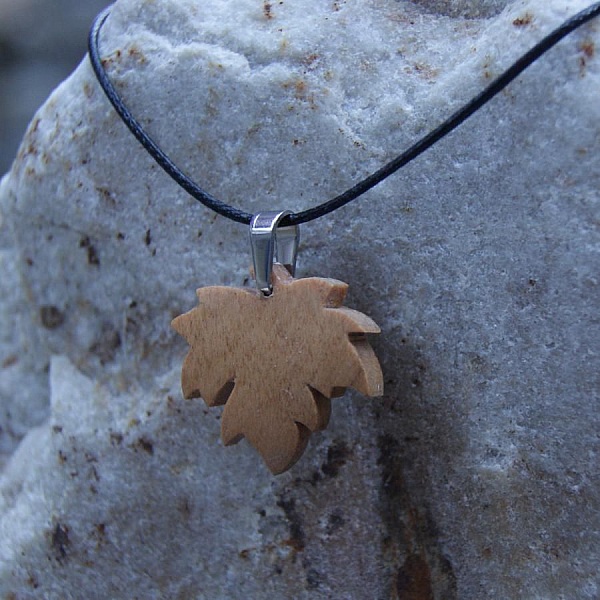 l&oslash;nneblad anheng i vokset kirseb&aelig;rtre etisk juvel 