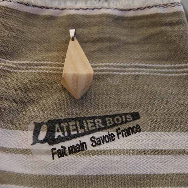 anheng laget av vokset asketre, etisk smykke, h&aring;ndlaget, pyramideformet